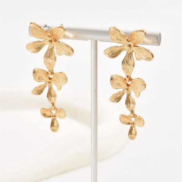 GOLD PLATED TRI-PETAL FLOWER DROP EARRINGS - Picture 7 of 7